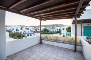 balcón con vistas a la ciudad en Pineapple House Mykonos, en Ornos