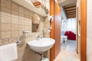 Et badeværelse på Rione Di Roma Center Apartment