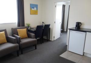 Kuchyň nebo kuchyňský kout v ubytování Airport Palms Motel