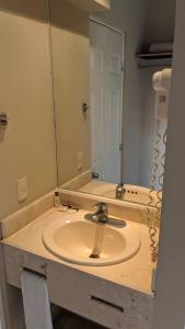 W łazience znajduje się umywalka i lustro. w obiekcie Hotel Mediterraneo w mieście Ciudad Madero