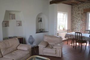 sala de estar con sofá y mesa en Maison de campagne avec superbe vue panoramique!, en Bousignies-sur-Roc