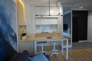 Kuchyňa alebo kuchynka v ubytovaní Last Floor Apartment - Krakow City Center close to Old Town