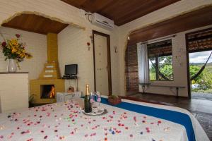 Uma TV ou centro de entretenimento em Pousada Villa Lagoa das Cores