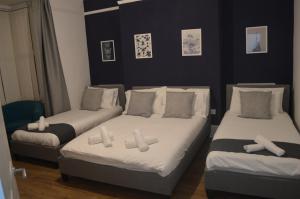 Duas camas num quarto com paredes pretas em 9 bed house (7 Mins) 2 miles from Newcastle centre em Newcastle upon Tyne