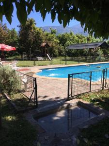 uma piscina com uma cerca à volta em Paine - Hermosa Parcela de Agrado em Santiago