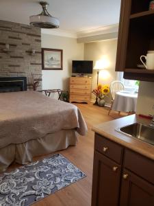 een slaapkamer met een bed en een wastafel in een kamer bij 627 on King B&B in Niagara on the Lake