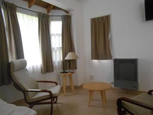 sala de estar con silla y mesa en Montalto II en Dina Huapi