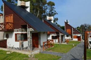 una casa con un tetto solare sopra di essa di Complejo de Cabañas lo de Otto , Los Acantilados , Mar del plata a Mar del Plata