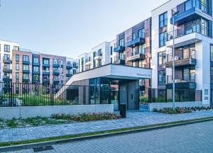 un edificio en una calle frente a un edificio en Last Floor Apartment - Krakow City Center close to Old Town en Cracovia