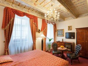 Postel nebo postele na pokoji v ubytování Hotel U Zlatého Stromu Prague by BHG