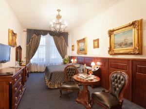 TV a/nebo společenská místnost v ubytování Hotel U Zlatého Stromu Prague by BHG