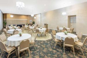 Ресторант или друго място за хранене в Ramada Hotel & Conference Center by Wyndham Lewiston