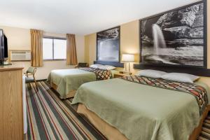 מיטה או מיטות בחדר ב-Super 8 by Wyndham Ottawa Starved Rock