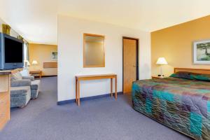 Postel nebo postele na pokoji v ubytování Super 8 by Wyndham Klamath Falls