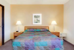Postel nebo postele na pokoji v ubytování Super 8 by Wyndham Klamath Falls