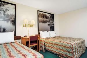 Postel nebo postele na pokoji v ubytování Super 8 by Wyndham Rogers Minnesota