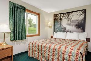 Postel nebo postele na pokoji v ubytování Super 8 by Wyndham Rogers Minnesota