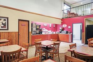 Posezení v ubytování Super 8 by Wyndham Rogers Minnesota