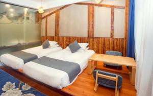 Postel nebo postele na pokoji v ubytování Lin Ting Holiday Hotel Pudong Airport + 37 fotografií