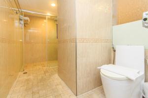 uma casa de banho com um WC e um chuveiro em 幸福星空親子精品旅館 em Luodong