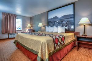 Säng eller sängar i ett rum på Super 8 by Wyndham Jackson Hole