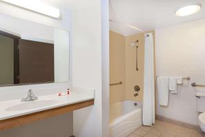 Um banheiro em Super 8 by Wyndham Harrisburg Hershey West