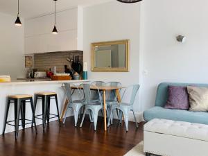 cocina y sala de estar con mesa y sillas en Uptown City Haven - Christchurch Townhouse, en Christchurch