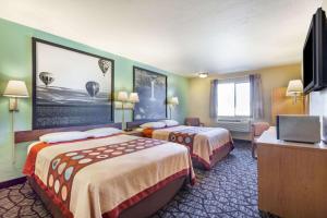 מיטה או מיטות בחדר ב-Super 8 by Wyndham Union Gap Yakima Area