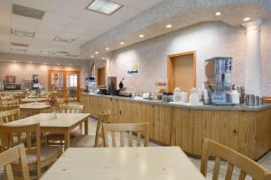 Ein Restaurant oder anderes Speiselokal in der Unterkunft Mariner Inn And Suites 