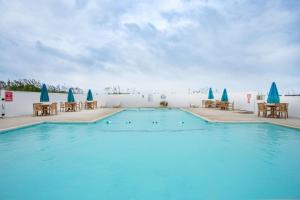 Der Swimmingpool an oder in der Nähe von Mariner Inn And Suites