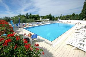 Der Swimmingpool an oder in der Nähe von Hotel Plavi Plava Laguna