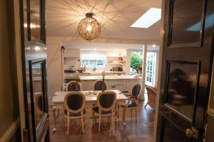 une salle à manger avec une table et des chaises ainsi qu'une cuisine dans l'établissement Villa Akaroa - Akaroa Pet Friendly Holiday Home, à Akaroa