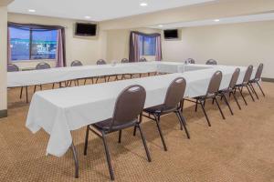 una gran sala de conferencias con una mesa larga y sillas en Days Inn by Wyndham Portage, en Portage