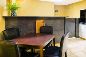 a dining room with a table and chairs at Days Inn by Wyndham Camilla in Camilla
