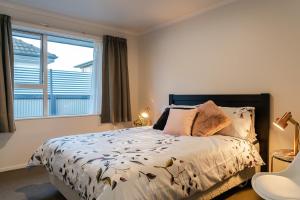 Llit o llits en una habitació de Central on Keiss - Blenheim Holiday Home