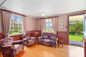 A seating area at Historic Pavitt Cottage - Robinsons Bay Holiday Home