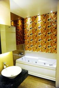 uma casa de banho com uma banheira, um WC e um lavatório. em Hotel Sea Fans em Ratnagiri