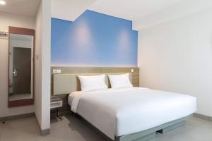 Katil atau katil-katil dalam bilik di Amaris Hotel Slipi