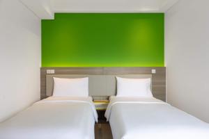 Katil atau katil-katil dalam bilik di Amaris Hotel Slipi