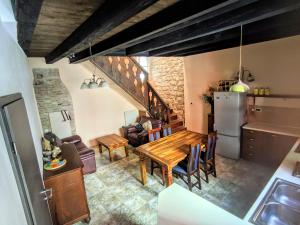 eine Küche und ein Wohnzimmer mit einem Holztisch im Zimmer in der Unterkunft Private Courtyard Medieval Stone Home in Old Town in Rovinj