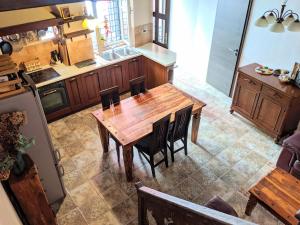 Kuchnia lub aneks kuchenny w obiekcie Private Courtyard Medieval Stone Home in Old Town