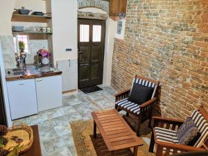 Kuchnia lub aneks kuchenny w obiekcie Private Courtyard Medieval Stone Home in Old Town
