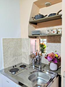 Kuchnia lub aneks kuchenny w obiekcie Private Courtyard Medieval Stone Home in Old Town