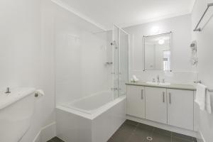 A bathroom at Outrigger Apartments Port Douglas 