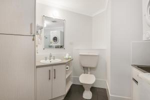 A bathroom at Outrigger Apartments Port Douglas 