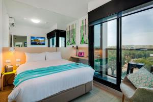 本迪戈Mercure Bendigo Schaller的一间带大床和大窗户的卧室