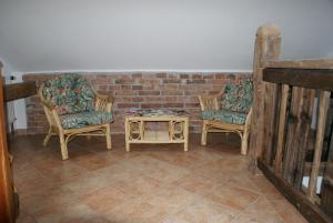 A seating area at Ferienwohnung Bluntaumühle