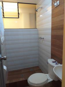 胡利亚卡Hostal Real Divina的带马桶和水槽的浴室