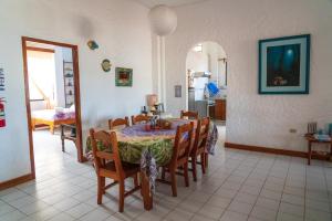 a kitchen and dining room with a table and chairs at Mare Mio in Puerto Baquerizo Moreno