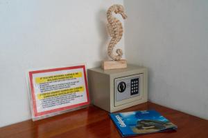 un libro y una serpiente sobre un microondas en Mare Mio, en Puerto Baquerizo Moreno